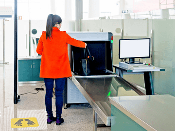 Vì sao tuyệt đối không xách giùm hành lý của người không quen biết ở sân bay? Vì sao tuyệt đối không xách giùm hành lý của người không quen biết ở sân bay?
